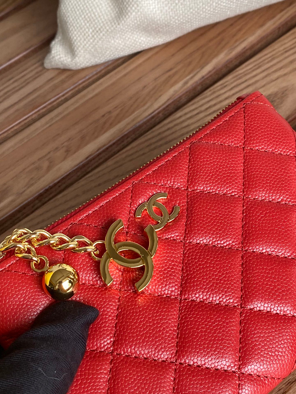 Portefeuille zippé CC 14 cm, cuir caviar rouge, matériel doré