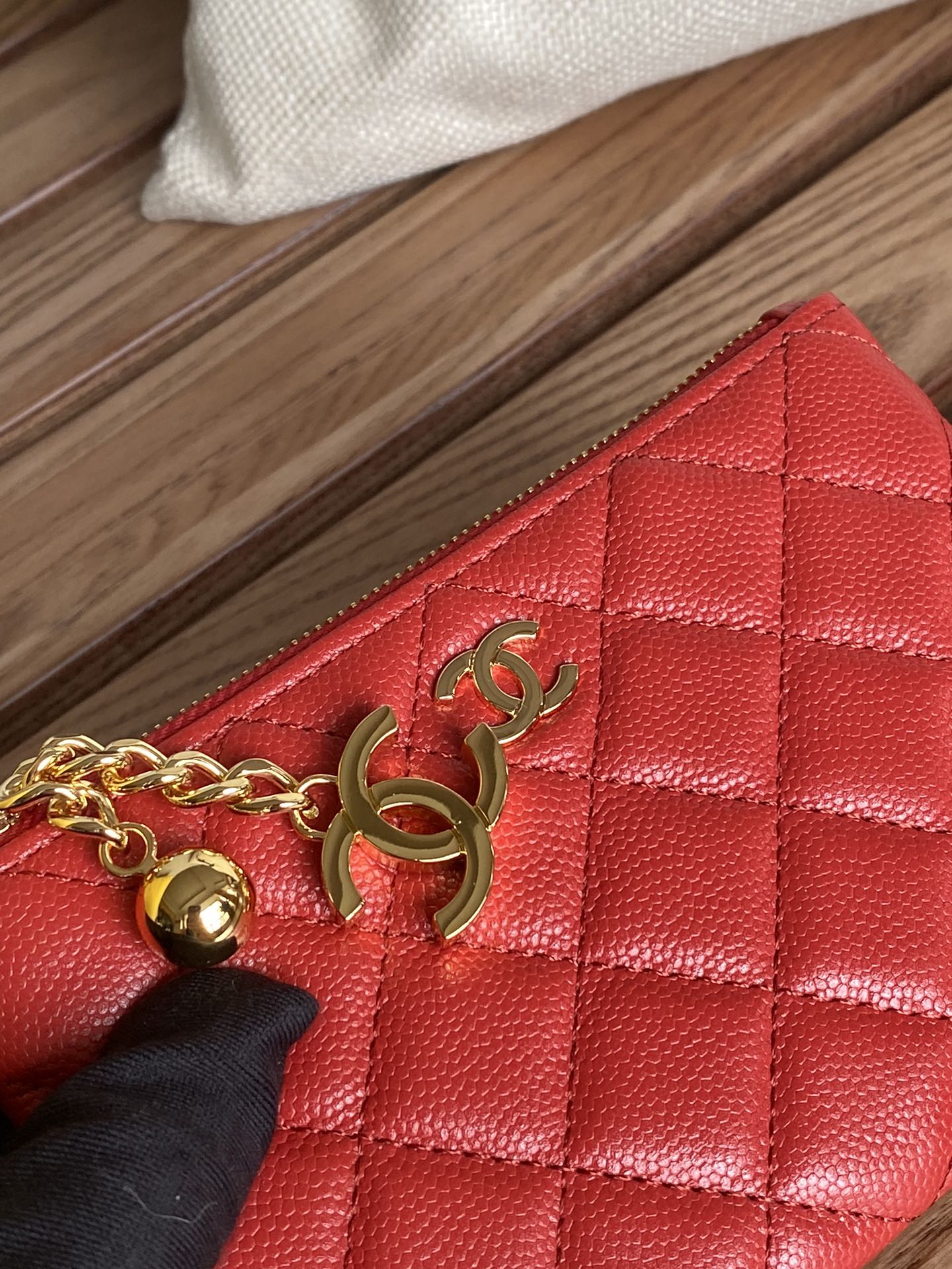 Portefeuille zippé CC 14 cm, cuir caviar rouge, matériel doré