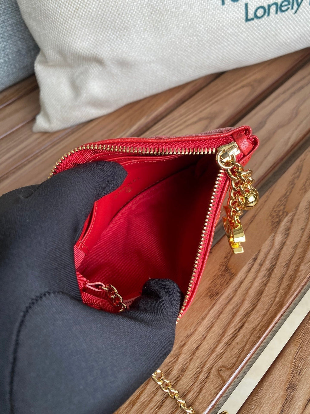 Portefeuille zippé CC 14 cm, cuir caviar rouge, matériel doré