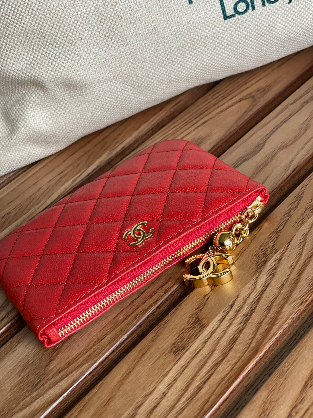 Portefeuille zippé CC 14 cm, cuir caviar rouge, matériel doré