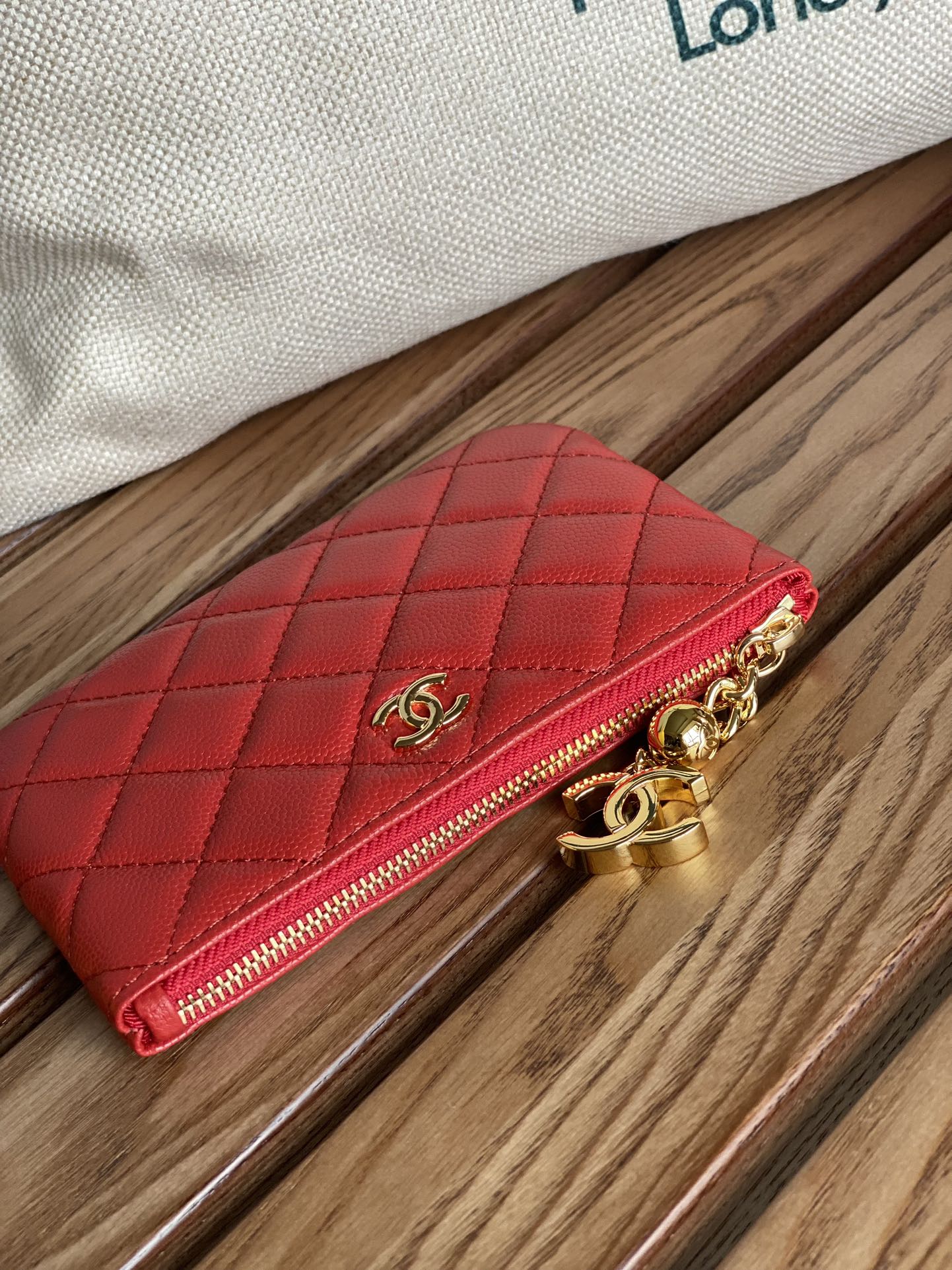 Portefeuille zippé CC 14 cm, cuir caviar rouge, matériel doré