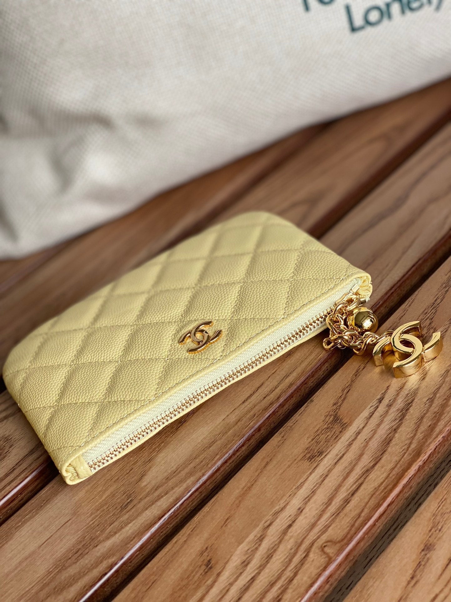 CC ZIPPED WALLET 14CM YELLOW CAVIAR GOLD HARDWARE