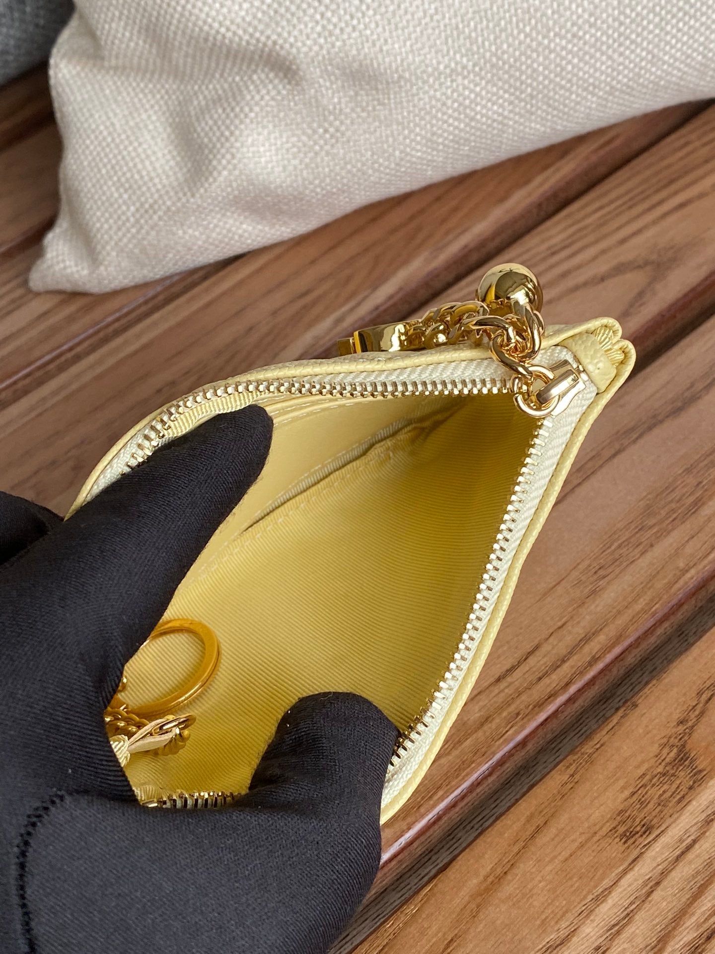 CC ZIPPED WALLET 14CM YELLOW CAVIAR GOLD HARDWARE