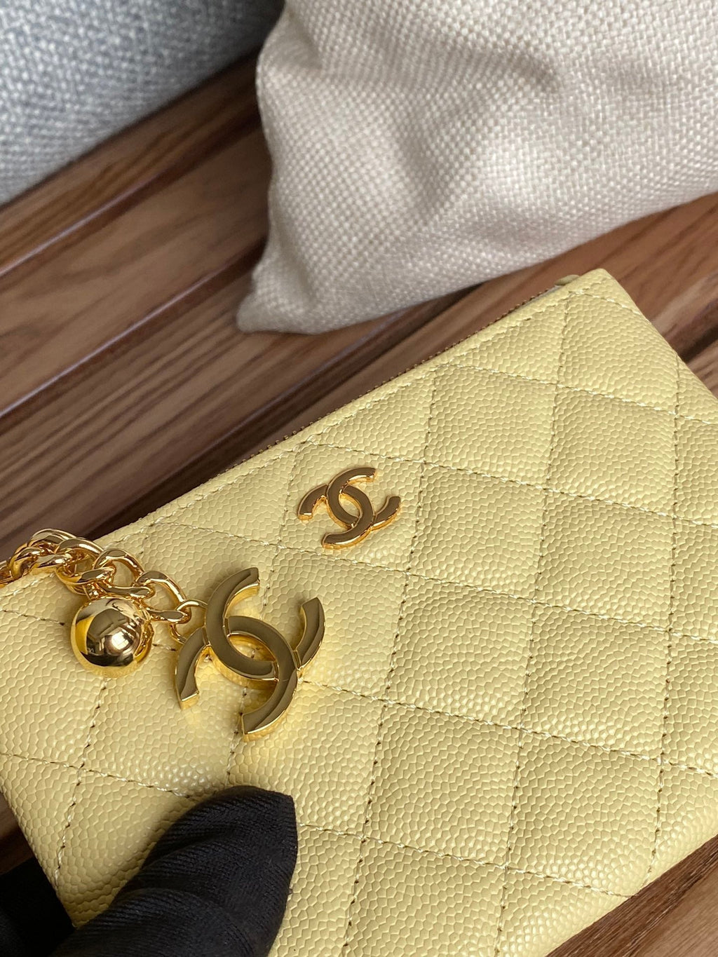 CC ZIPPED WALLET 14CM YELLOW CAVIAR GOLD HARDWARE