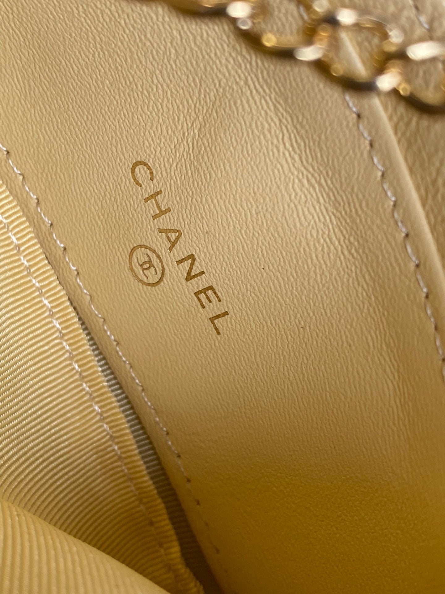 CC ZIPPED WALLET 14CM YELLOW CAVIAR GOLD HARDWARE