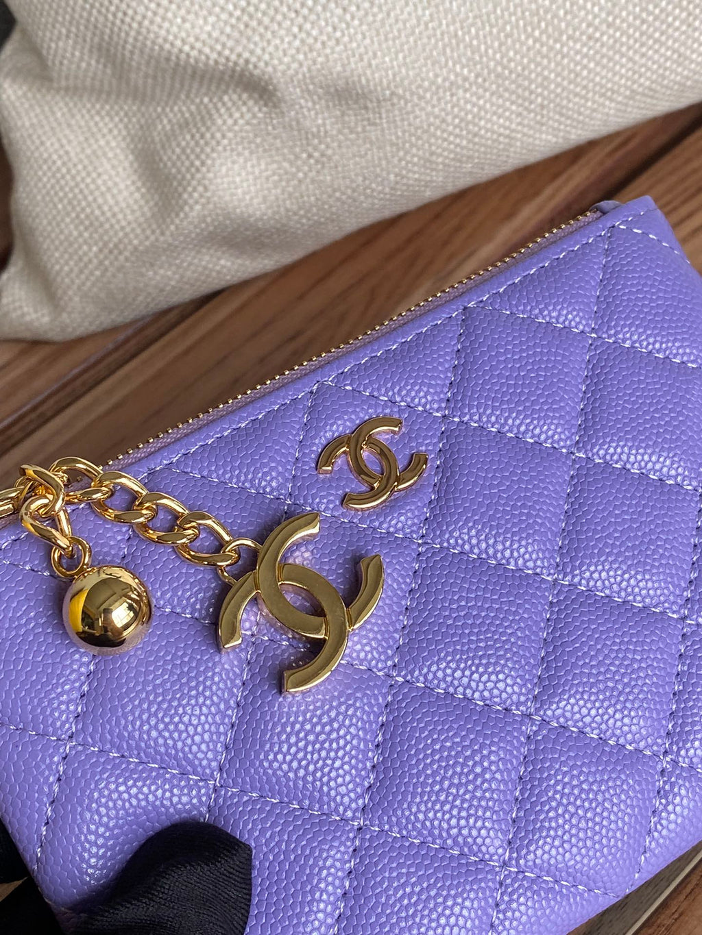 PORTEFEUILLE ZIPPÉ CC 14 CM VIOLET CAVIAR QUINCAILLERIE OR