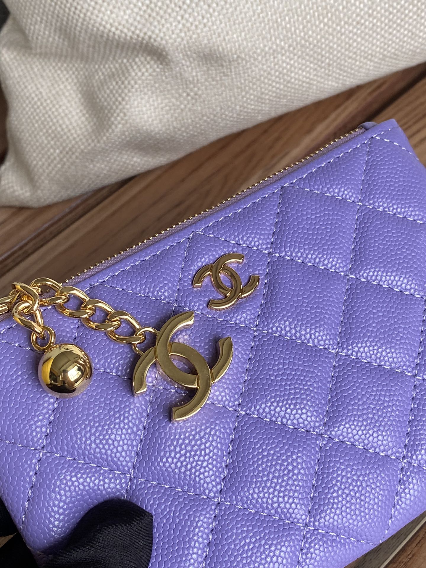 PORTEFEUILLE ZIPPÉ CC 14 CM VIOLET CAVIAR QUINCAILLERIE OR