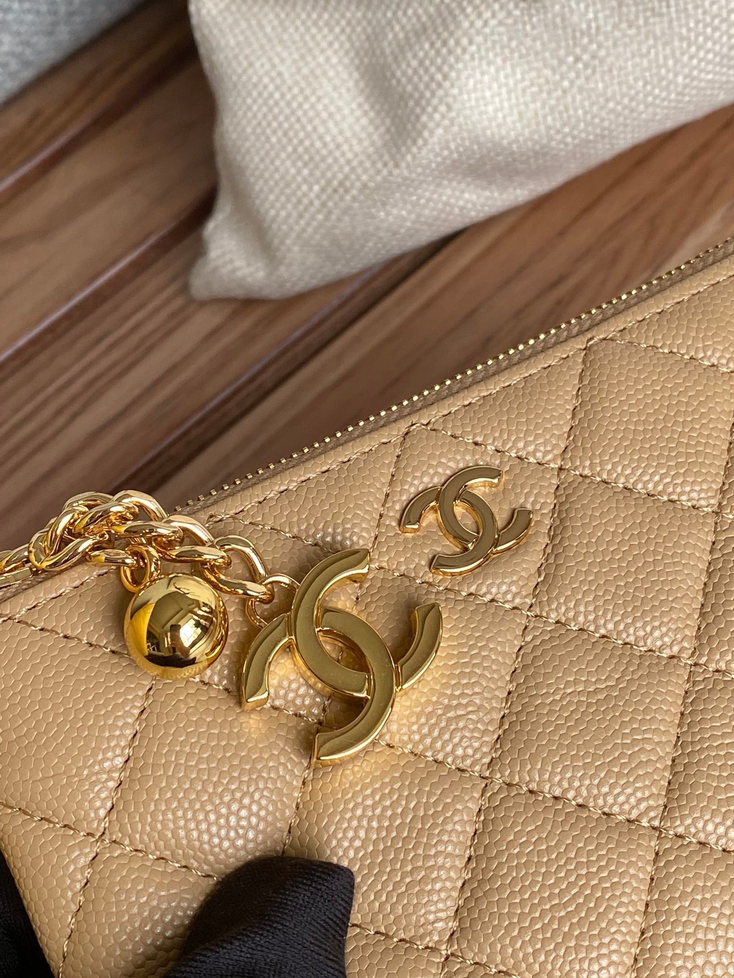 CC ZIPPED WALLET 14CM BEIGE CAVIAR GOLD HARDWARE