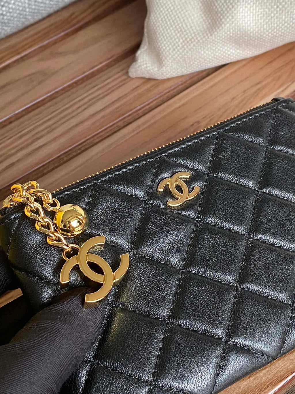 CC ZIPPED WALLET 14CM BLACK LAMBSKIN GOLD HARDWARE
