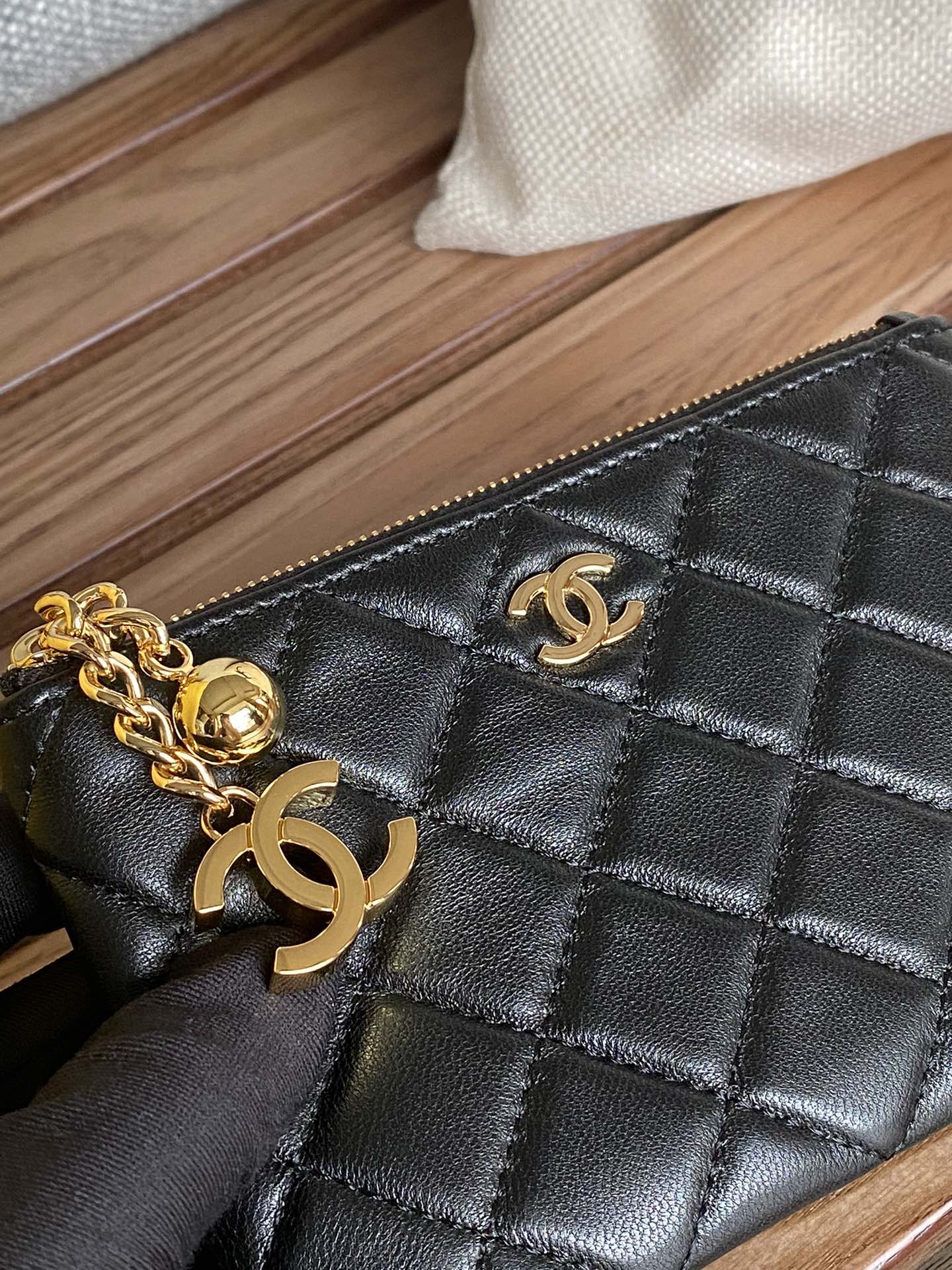 CC ZIPPED WALLET 14CM BLACK LAMBSKIN GOLD HARDWARE