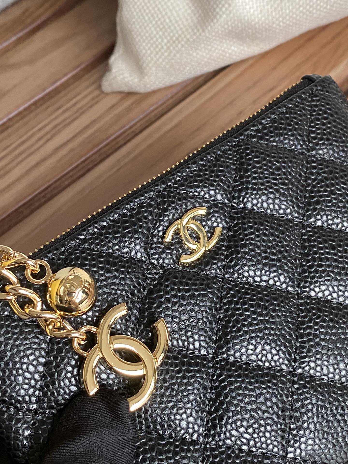 CC ZIPPED WALLET 14CM BLACK CAVIAR GOLD HARDWARE