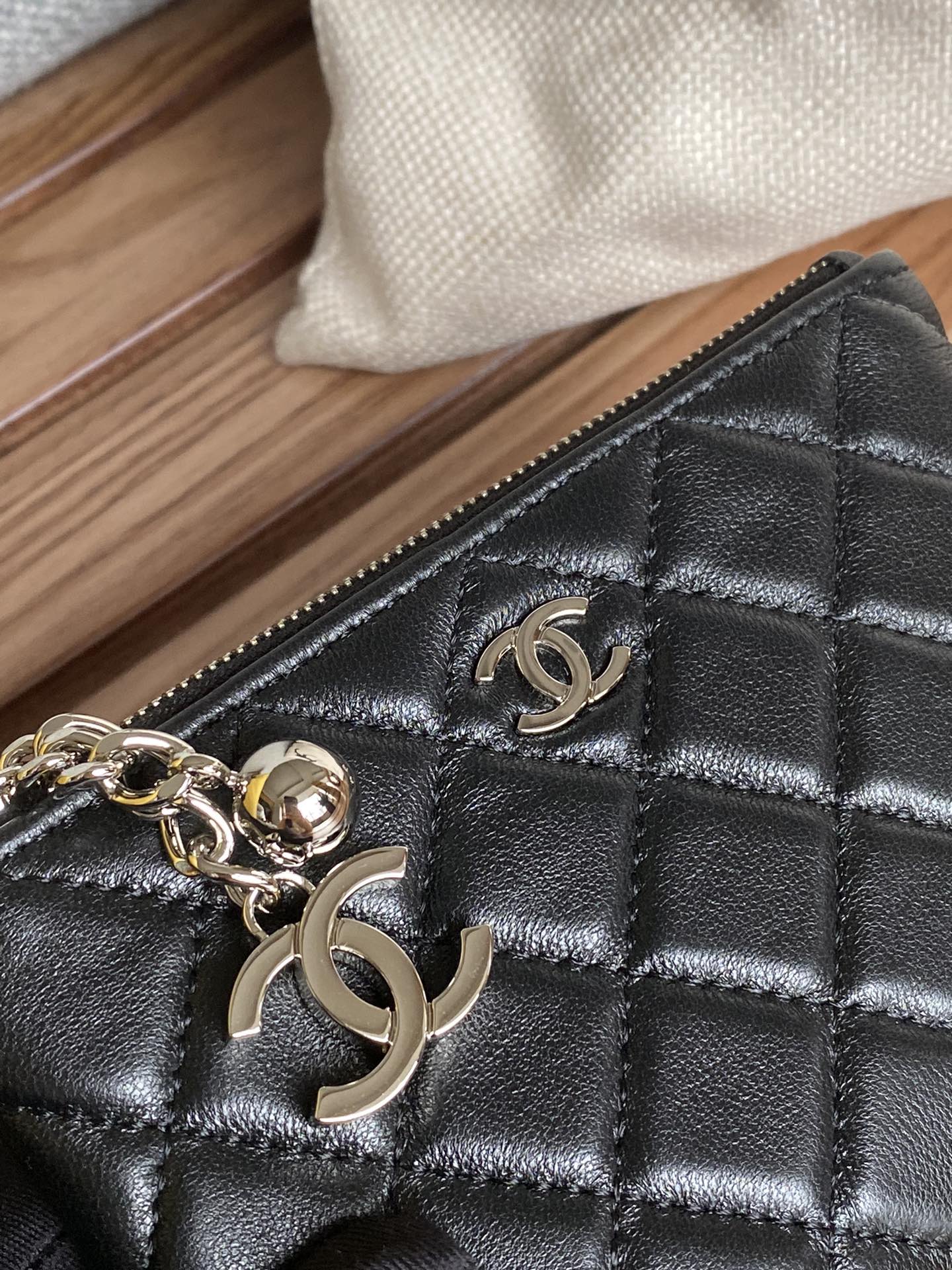 CC ZIPPED WALLET 14CM BLACK LAMBSKIN SILVER HARDWARE
