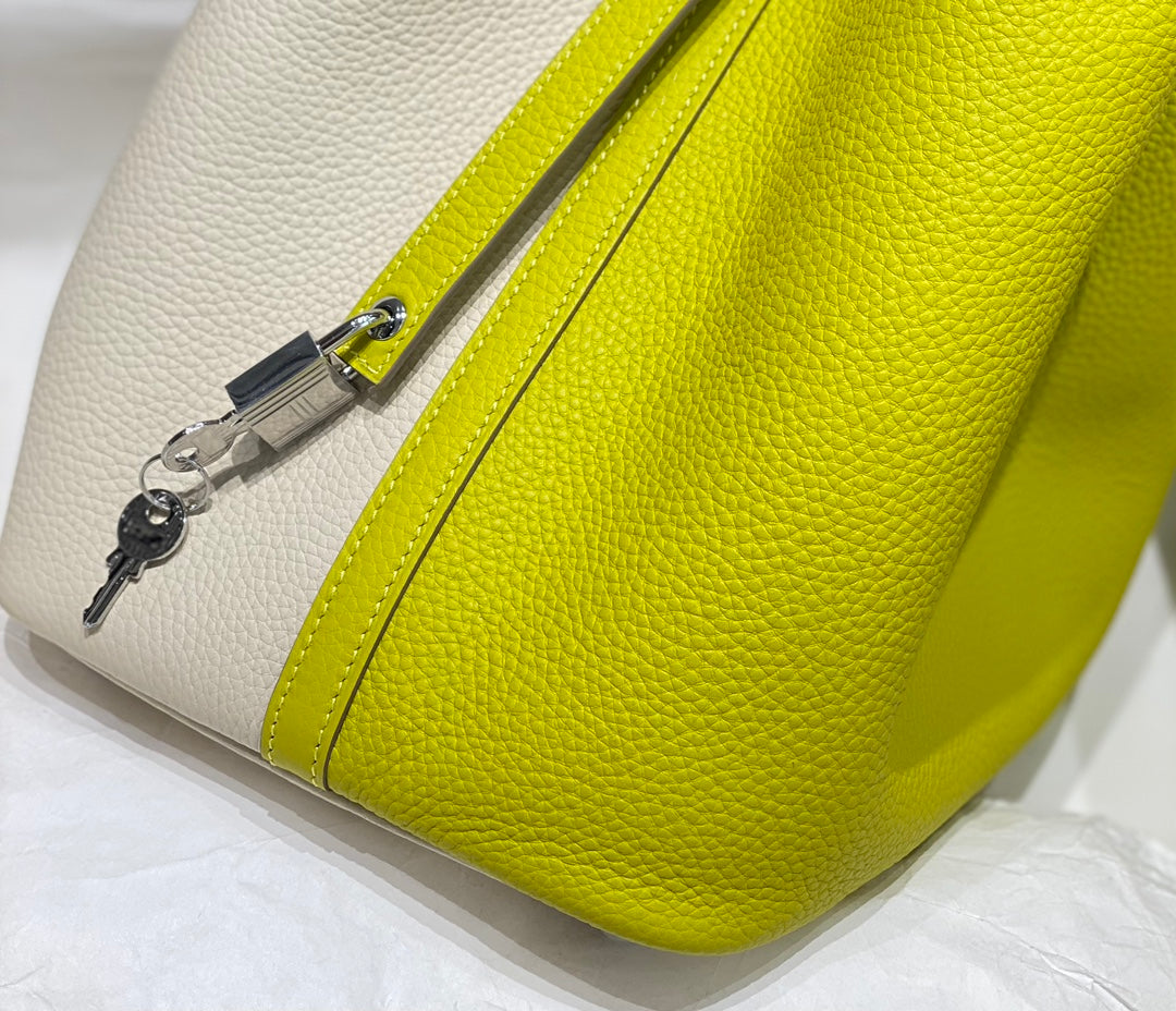 HM PICOTIN LOCK 22 CUIR TOGO BLANC ET CHARTREUSE