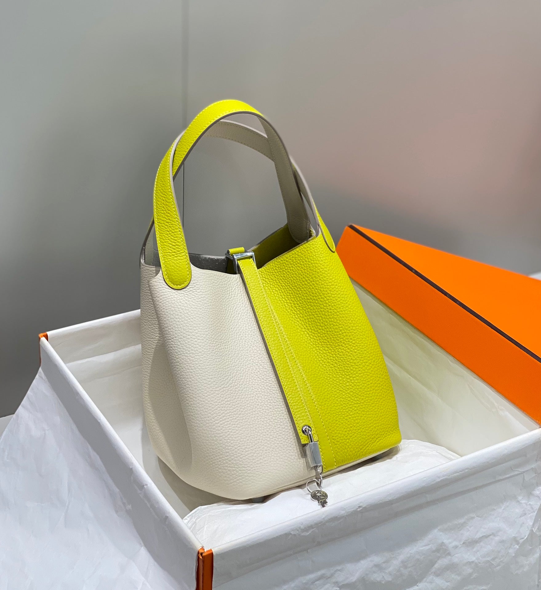 HM PICOTIN LOCK 22 CUIR TOGO BLANC ET CHARTREUSE