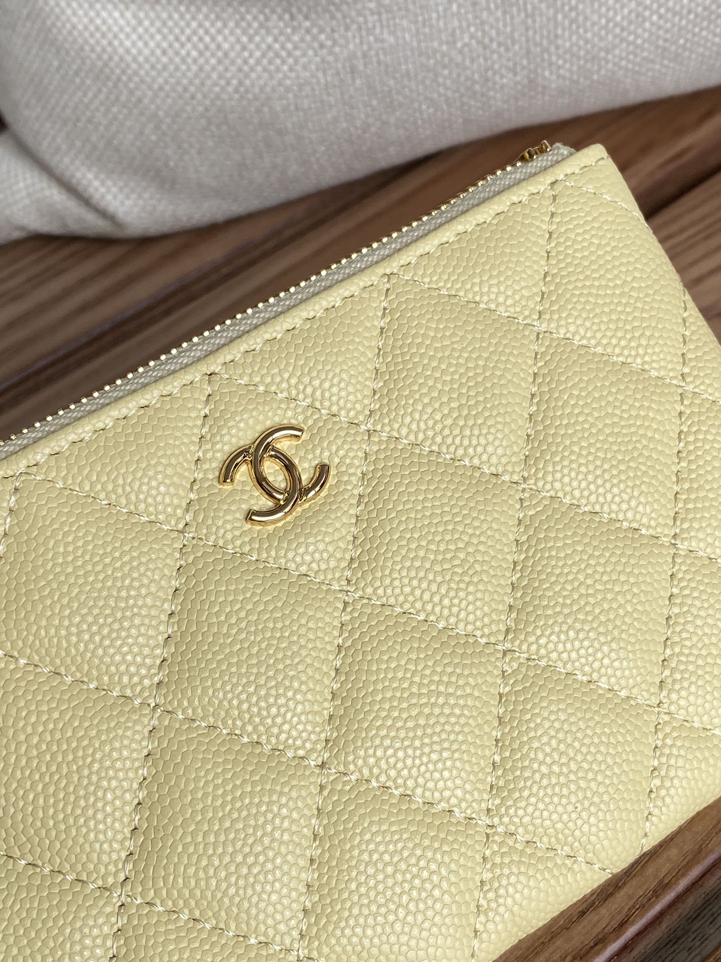 CC ZIPPED WALLET 15 YELLOW CAVIAR GOLD HARDWARE