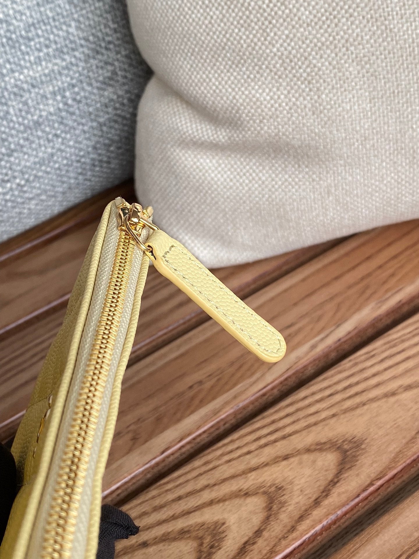CC ZIPPED WALLET 15 YELLOW CAVIAR GOLD HARDWARE