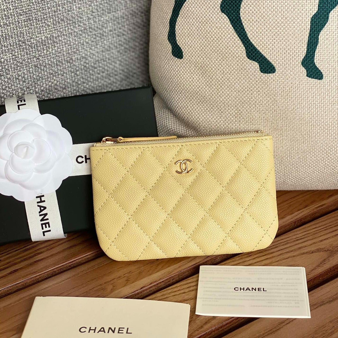 CC ZIPPED WALLET 15 YELLOW CAVIAR GOLD HARDWARE