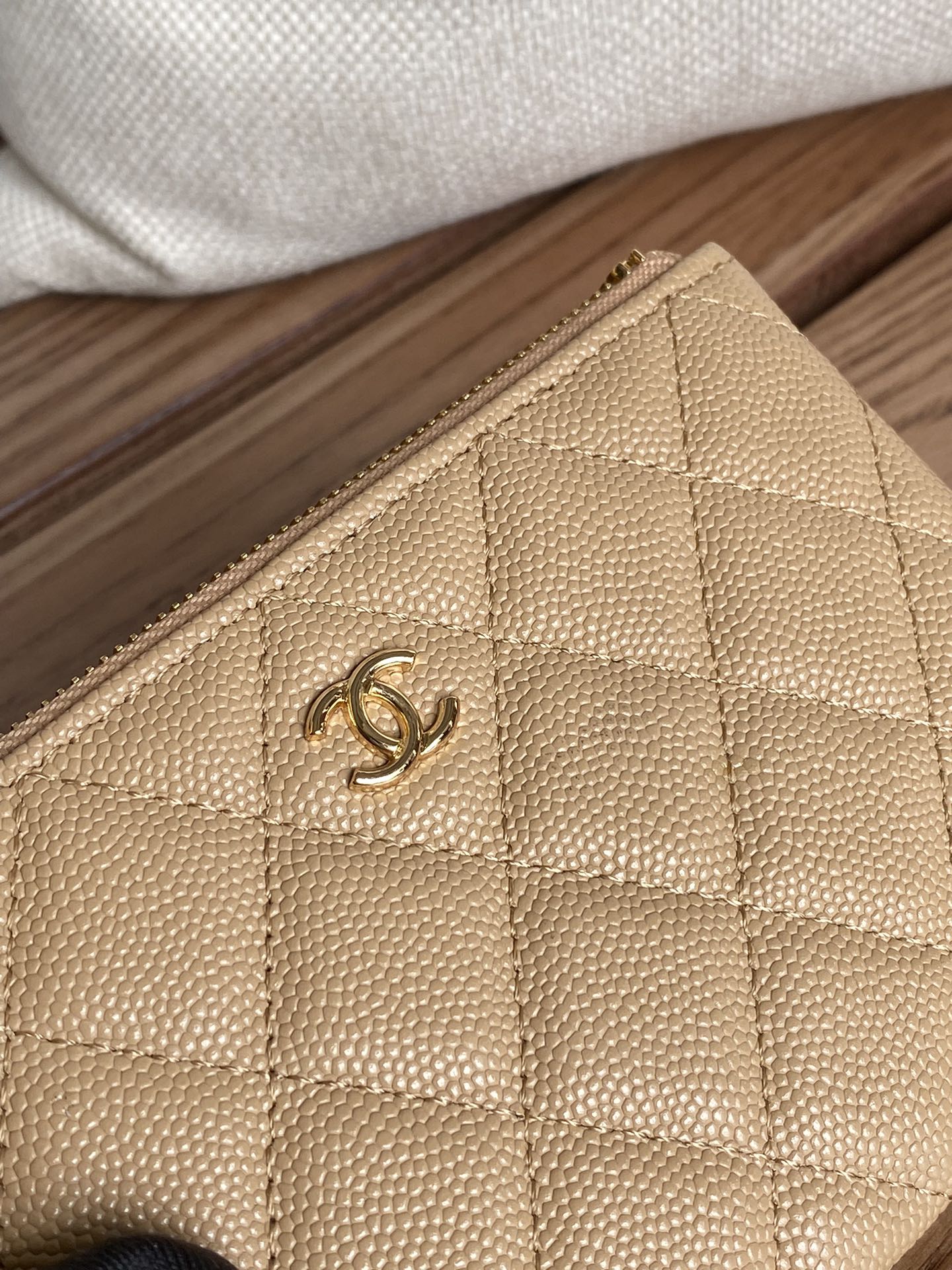 CC ZIPPED WALLET 15 BEIGE CAVIAR GOLD HARDWARE