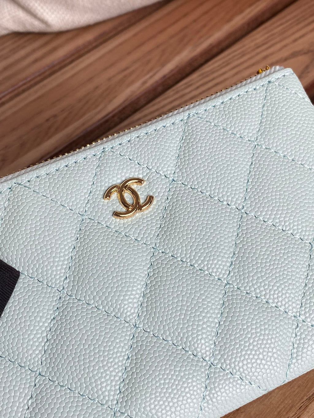 PORTEFEUILLE ZIPPÉ CC 15 BLEU NUAGE CLAIR CAVIAR QUINCAILLERIE OR