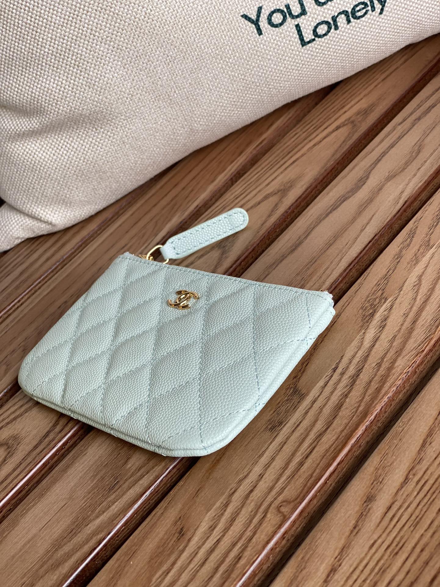 PORTEFEUILLE ZIPPÉ CC 15 BLEU NUAGE CLAIR CAVIAR QUINCAILLERIE OR