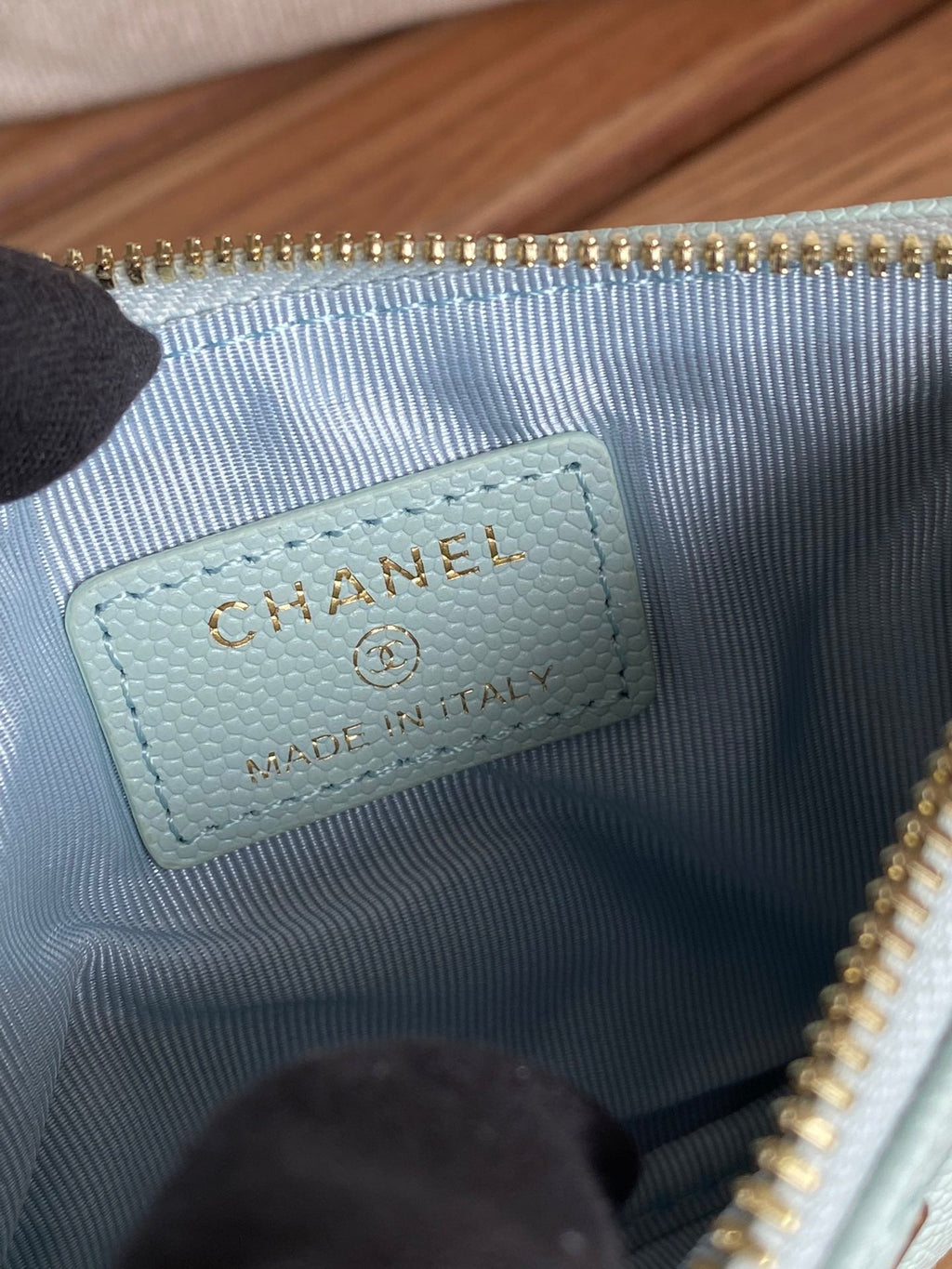 PORTEFEUILLE ZIPPÉ CC 15 BLEU NUAGE CLAIR CAVIAR QUINCAILLERIE OR