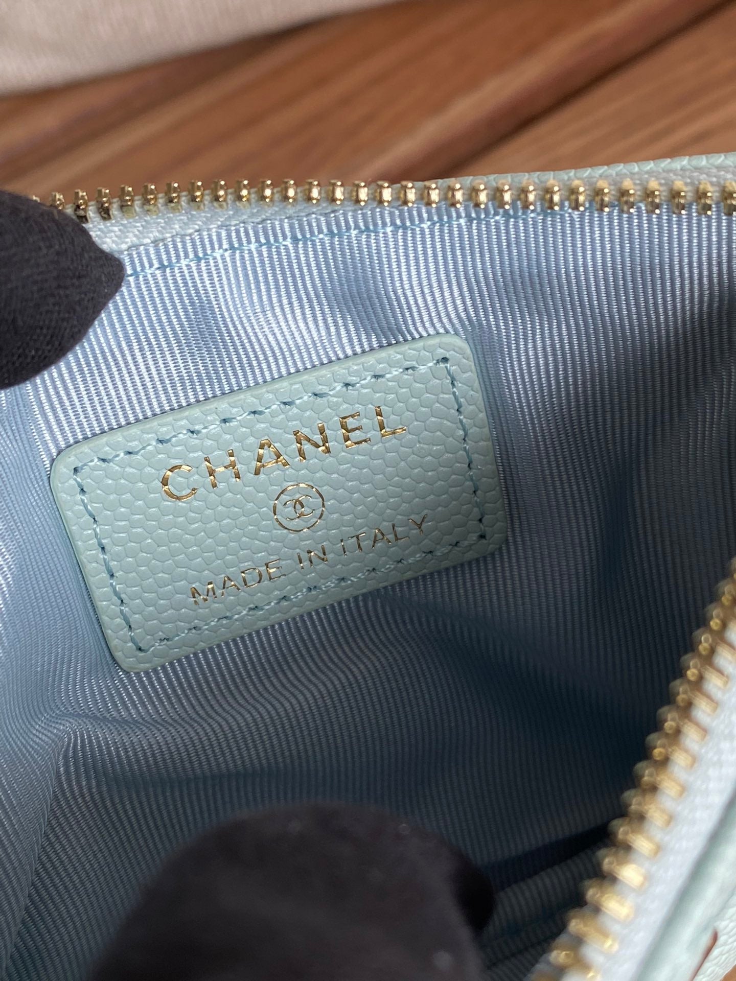 PORTEFEUILLE ZIPPÉ CC 15 BLEU NUAGE CLAIR CAVIAR QUINCAILLERIE OR