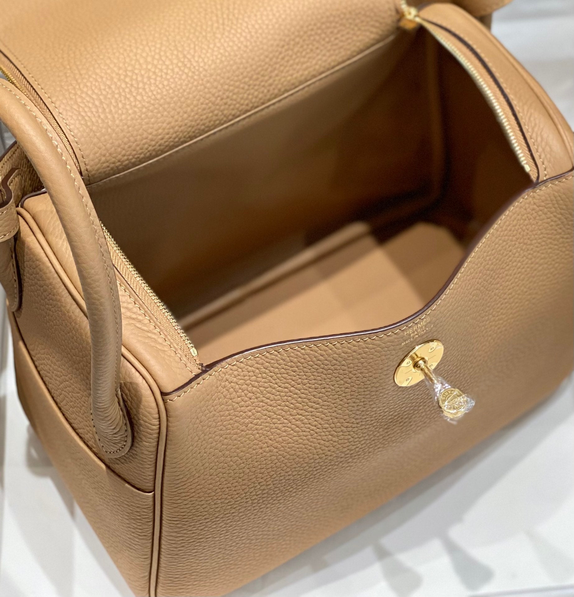 SAC HM LINDY 26 CUIR TAURILLON CLEMENCE CAMEL