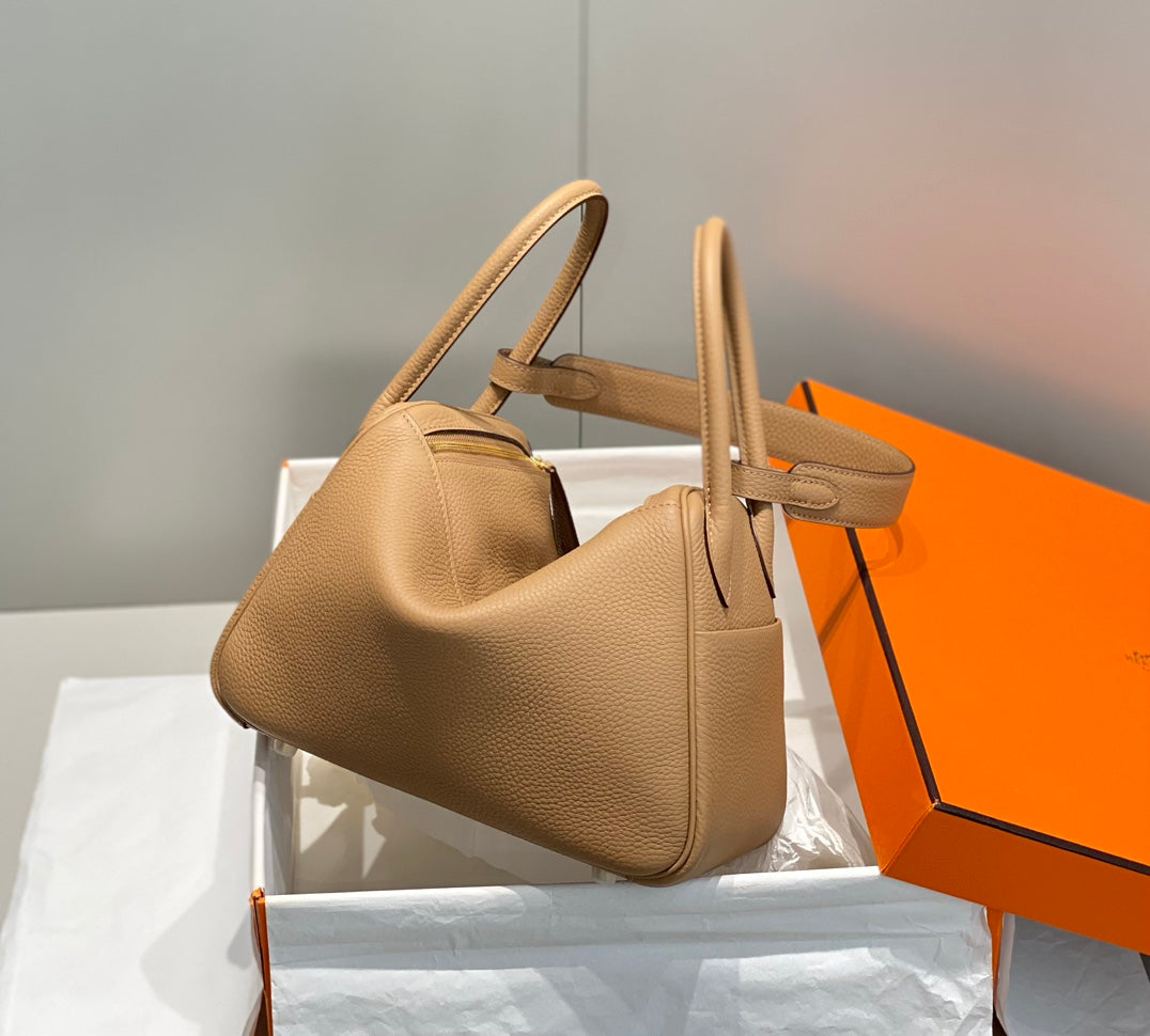 SAC HM LINDY 26 CUIR TAURILLON CLEMENCE CAMEL