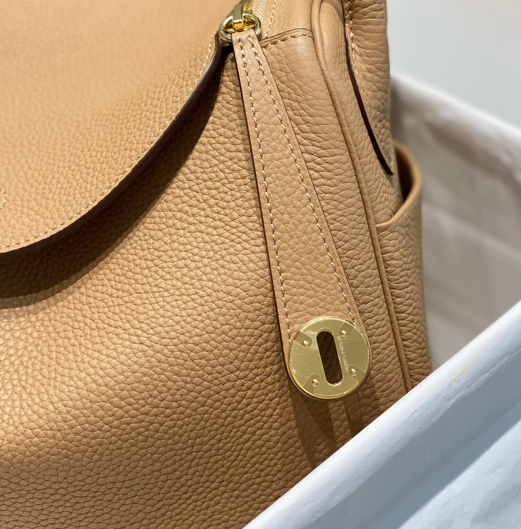 SAC HM LINDY 26 CUIR TAURILLON CLEMENCE CAMEL
