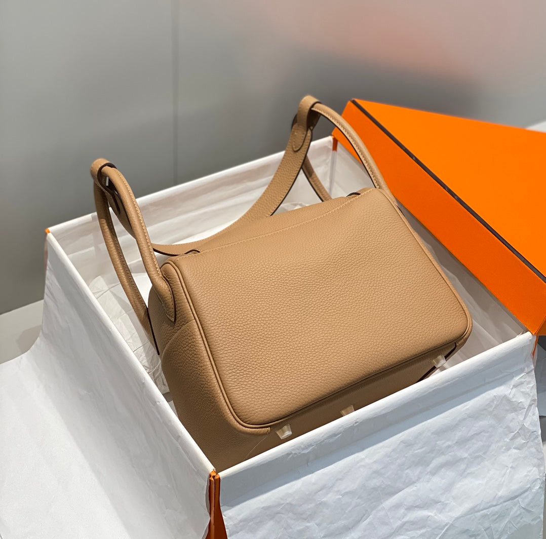 SAC HM LINDY 26 CUIR TAURILLON CLEMENCE CAMEL