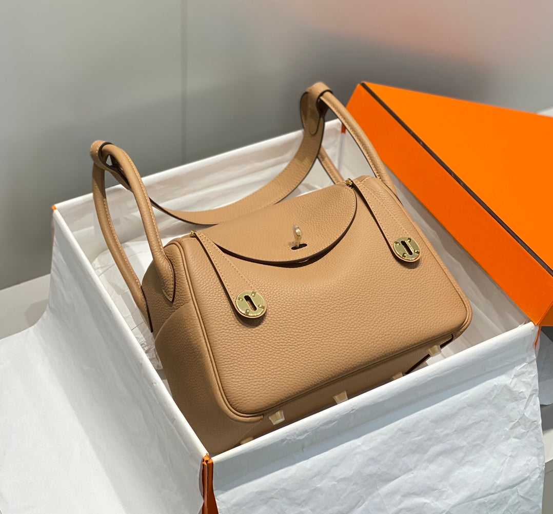 SAC HM LINDY 26 CUIR TAURILLON CLEMENCE CAMEL