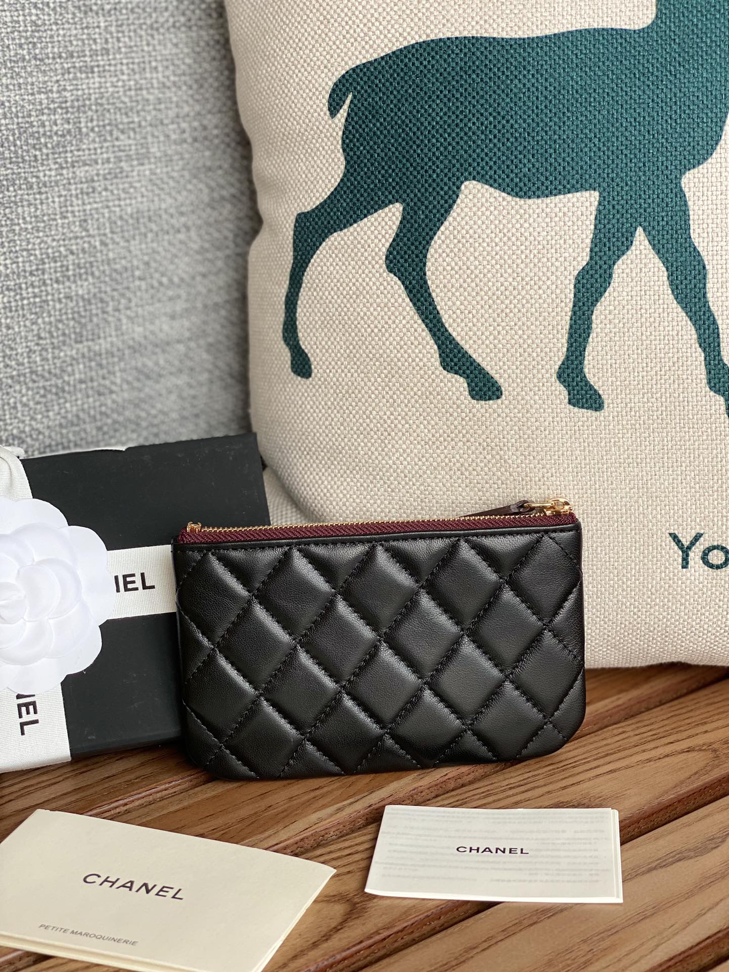 CC ZIPPED WALLET 15 BLACK LAMBSKIN GOLD HARDWARE