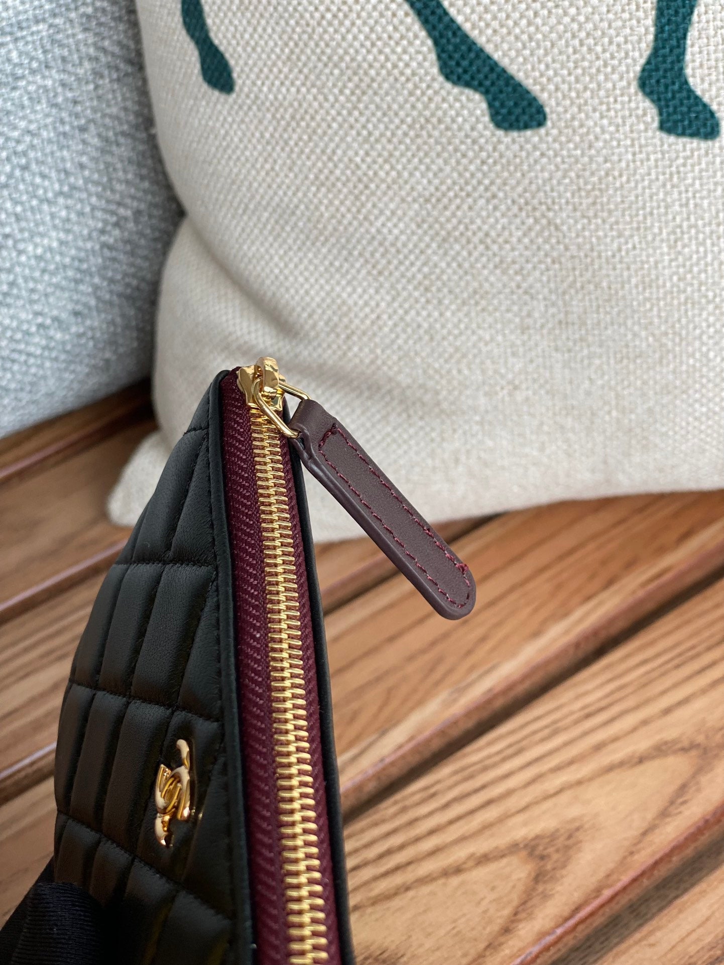 CC ZIPPED WALLET 15 BLACK LAMBSKIN GOLD HARDWARE