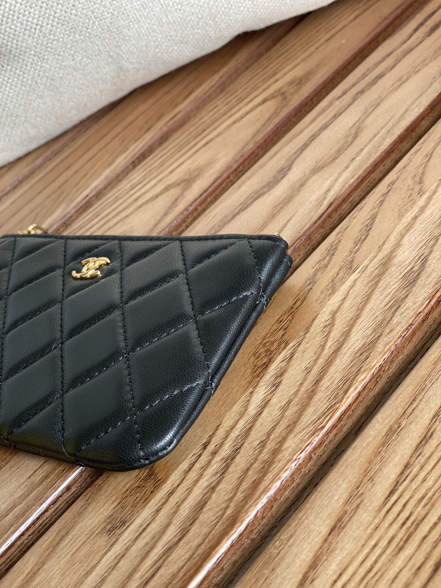 CC ZIPPED WALLET 15 BLACK LAMBSKIN GOLD HARDWARE