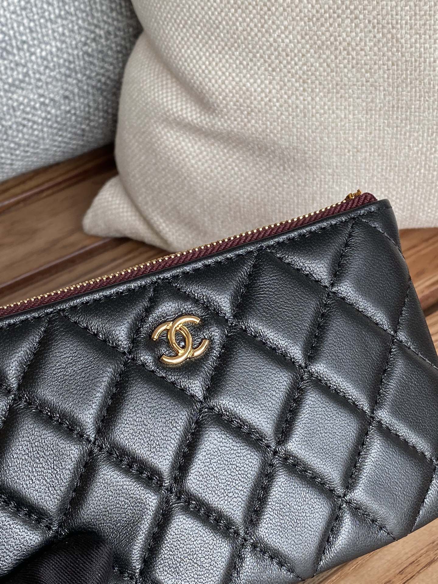 CC ZIPPED WALLET 15 BLACK LAMBSKIN GOLD HARDWARE