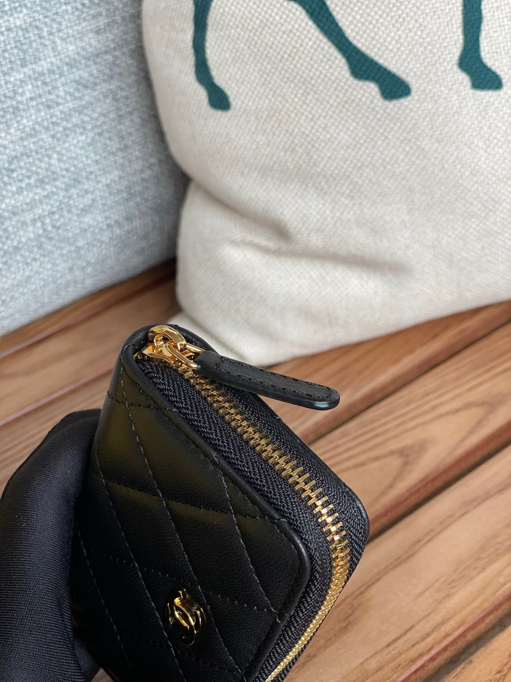 CC ZIPPED WALLET 7.5CM BLACK CALFKSIN GOLD HARDWARE
