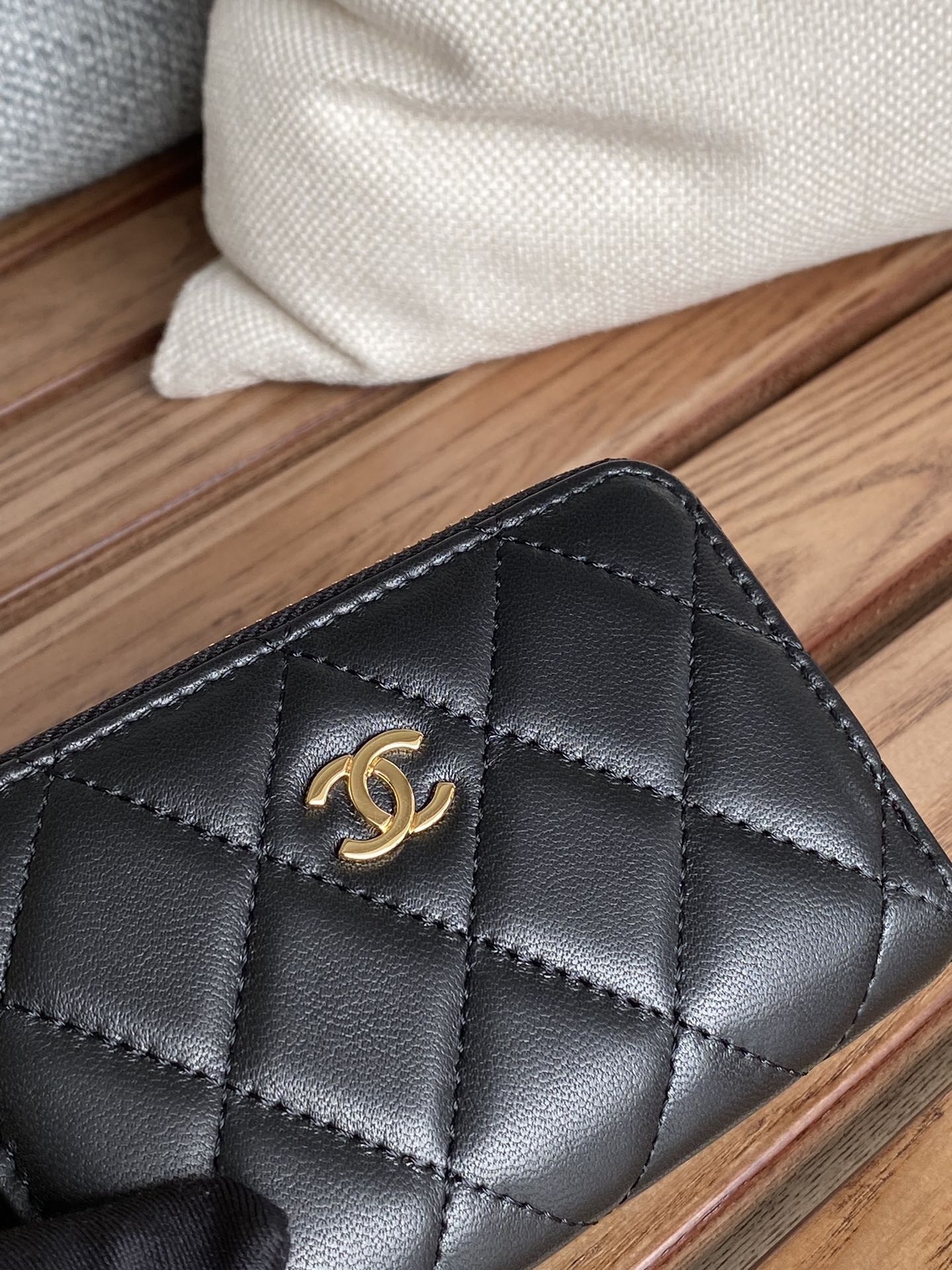 CC ZIPPED WALLET 7.5CM BLACK CALFKSIN GOLD HARDWARE