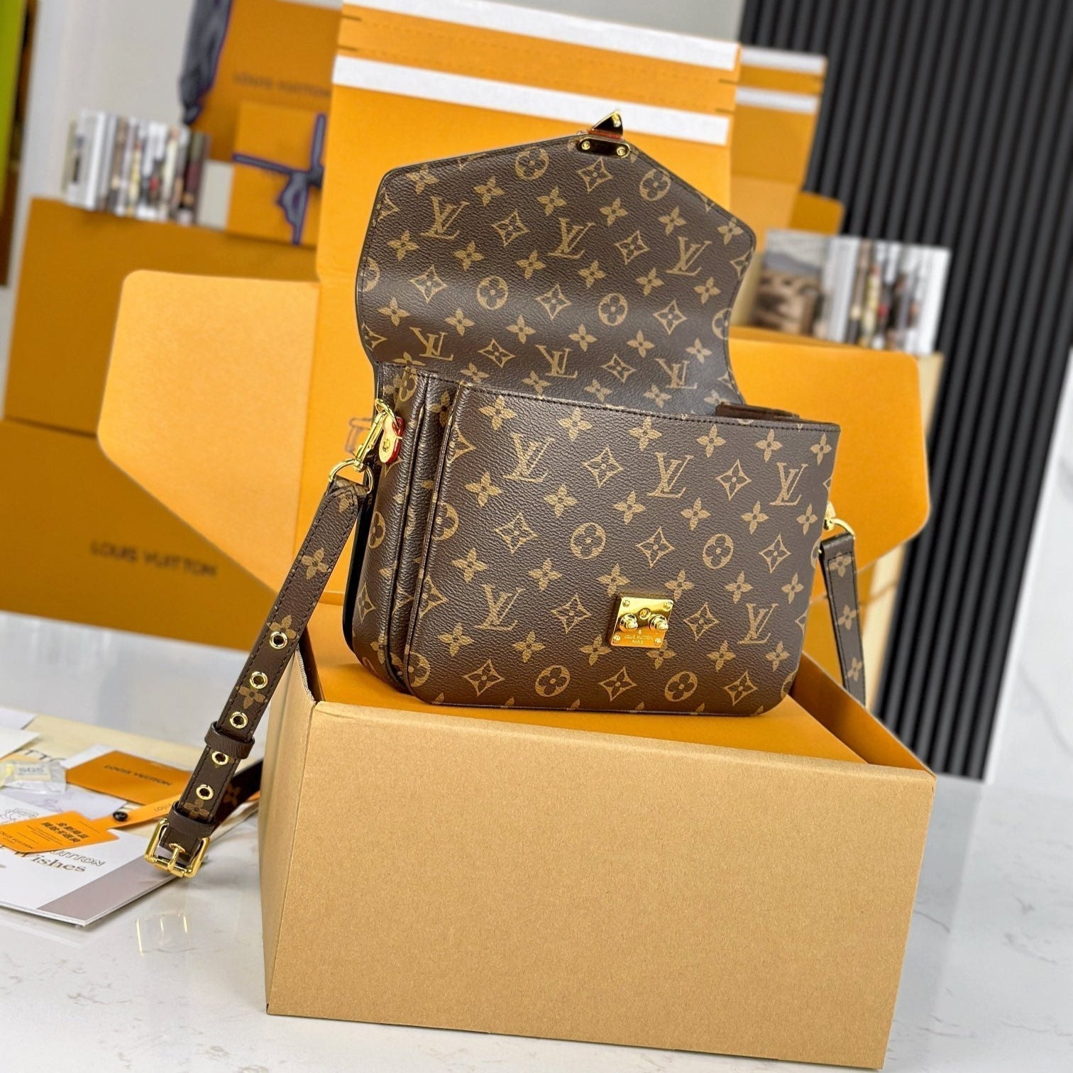 LV POCHETTE METIS MARRON MONOGRAMME TOILE INVERSE 204263