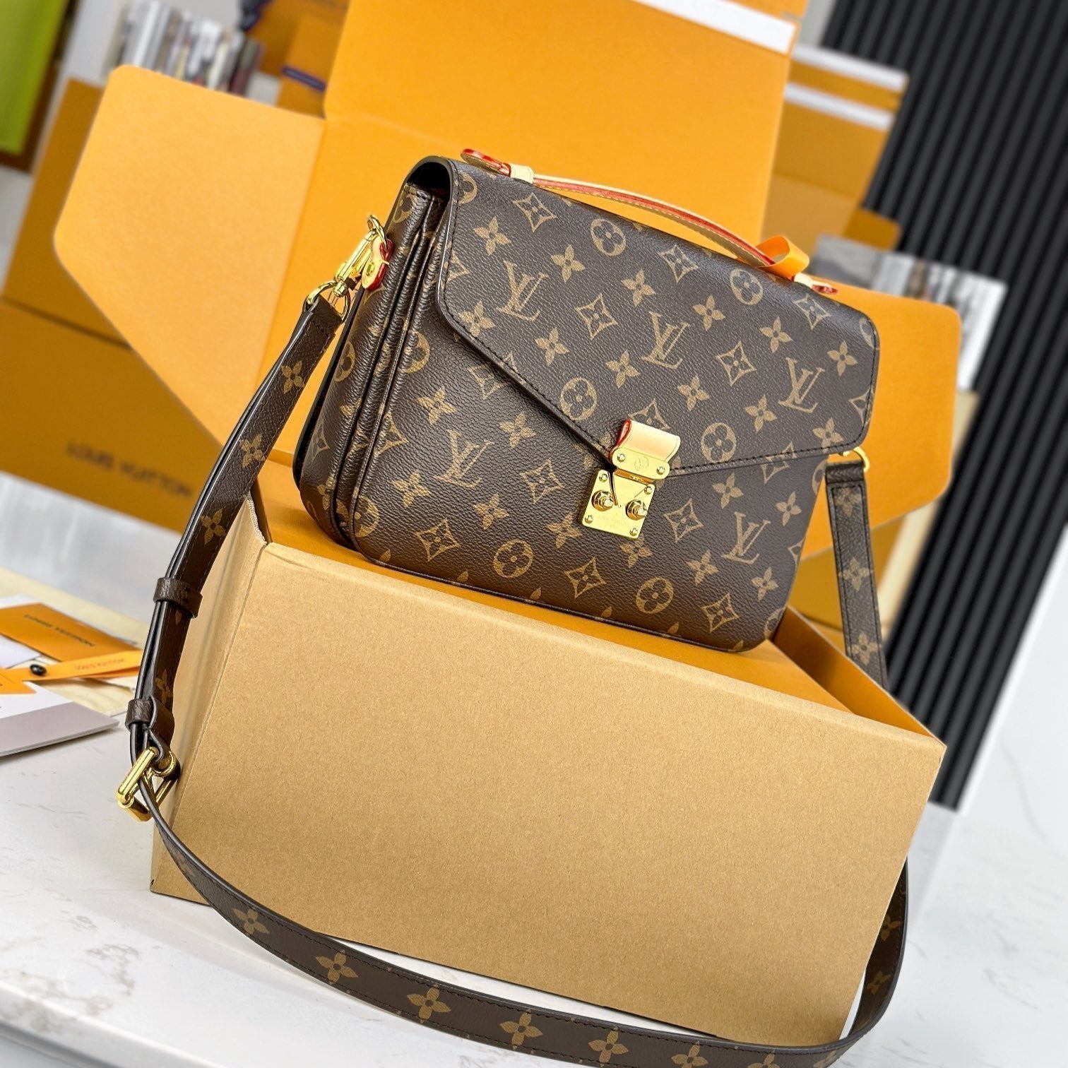 LV POCHETTE METIS MARRON MONOGRAMME TOILE INVERSE 204263