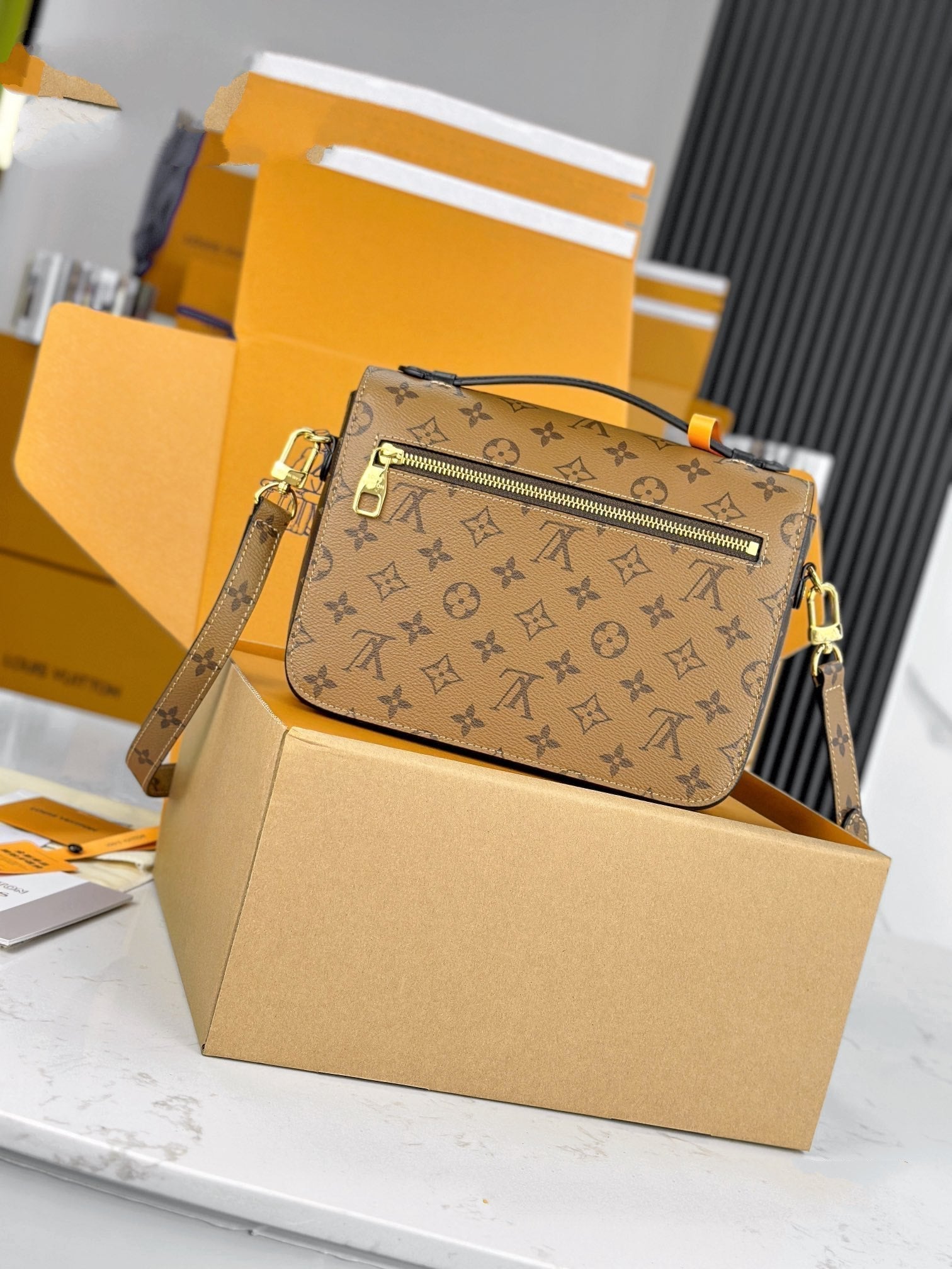 LV POCHETTE MÉTIS MARRON MIX GINGEMBRE MARRON MONOGRAMME TOILE INVERSE 204264