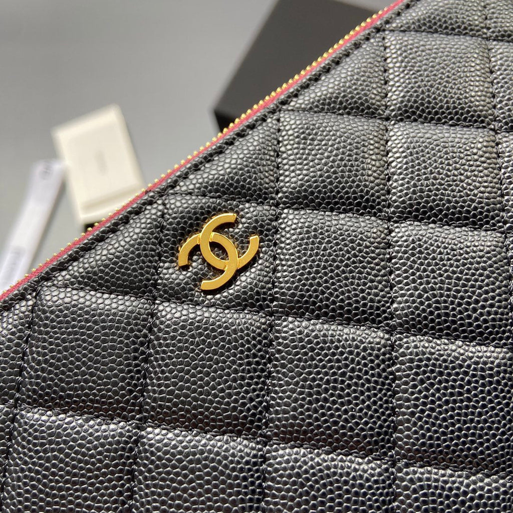 Portefeuille zippé CC 20 cm noir matelassé caviar matériel doré