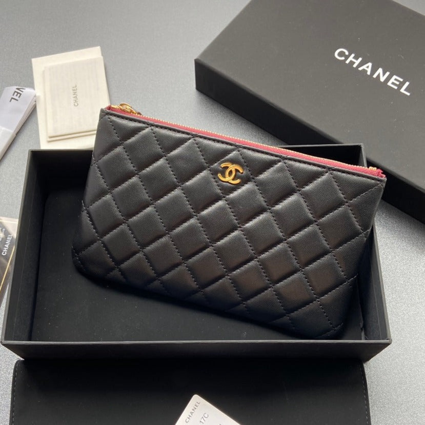 CC ZIPPED WALLET 20CM BLACK QUILTED CALFSKIN GOLD HARDWARE