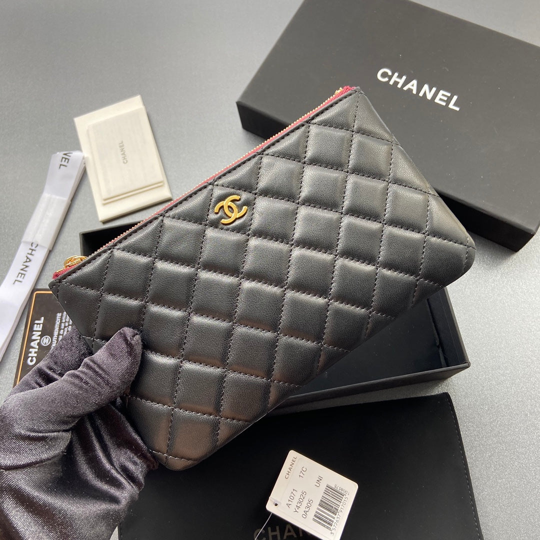 CC ZIPPED WALLET 20CM BLACK QUILTED CALFSKIN GOLD HARDWARE
