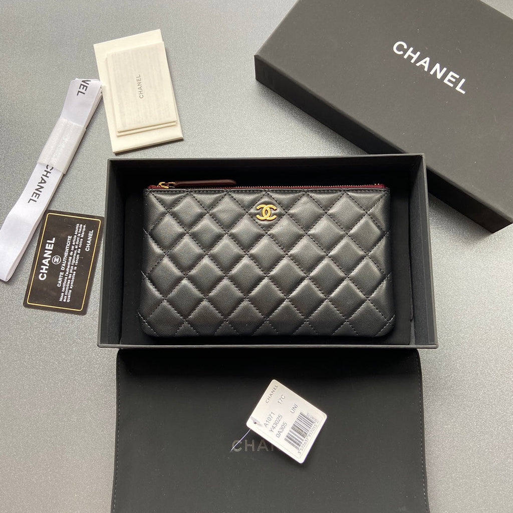 CC ZIPPED WALLET 20CM BLACK QUILTED CALFSKIN GOLD HARDWARE