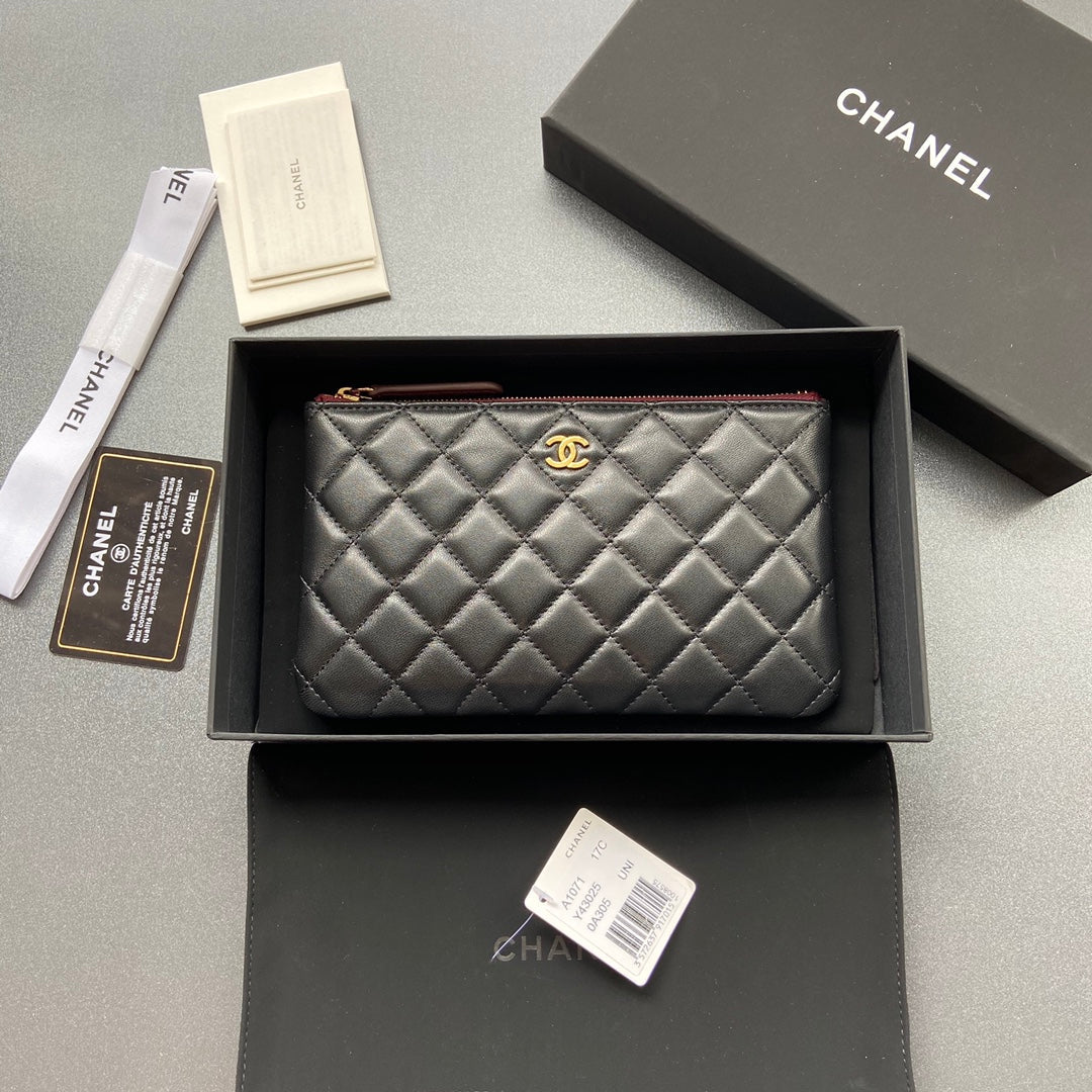 CC ZIPPED WALLET 20CM BLACK QUILTED CALFSKIN GOLD HARDWARE