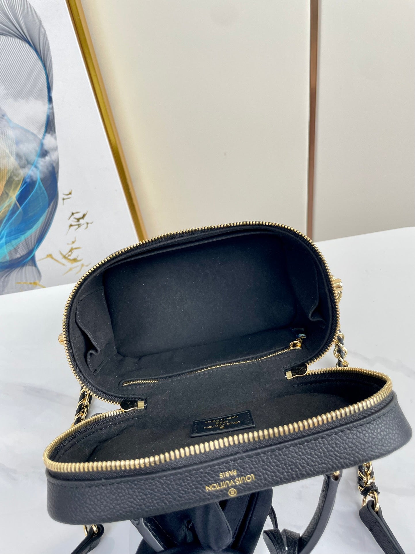 VANITY 19 EN CUIR DE VEAU ESTAMPÉ MONOGRAMME NOIR ET QUINCAILLERIE DORÉ