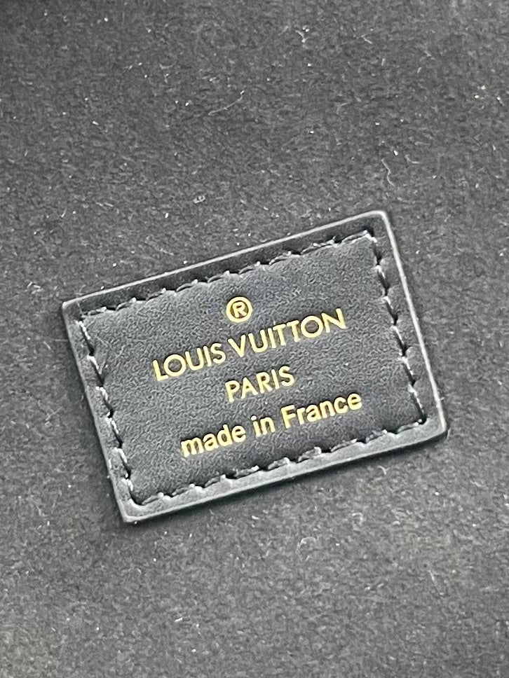 VANITY 19 EN CUIR DE VEAU ESTAMPÉ MONOGRAMME NOIR ET QUINCAILLERIE DORÉ