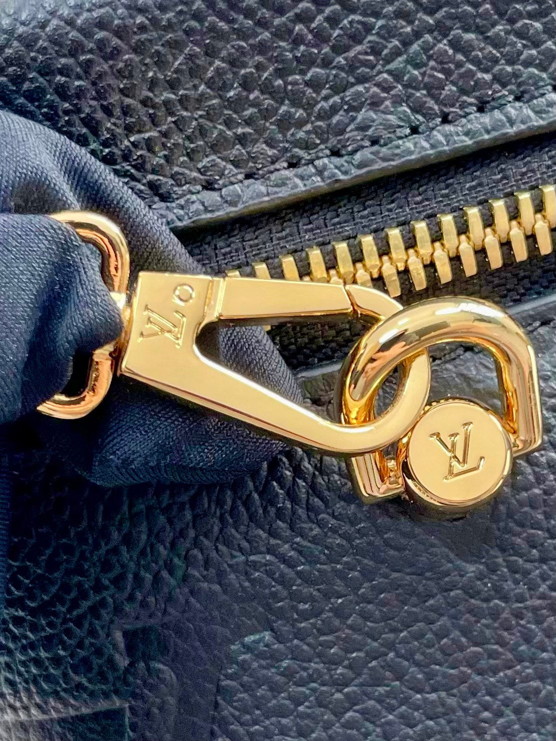 VANITY 19 EN CUIR DE VEAU ESTAMPÉ MONOGRAMME NOIR ET QUINCAILLERIE DORÉ