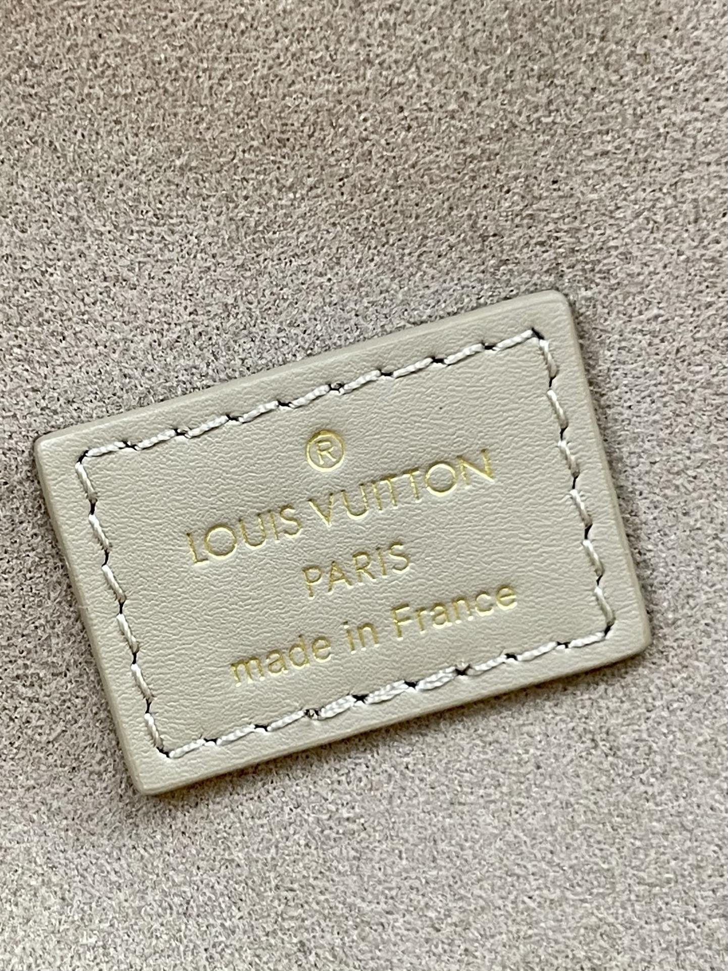 VANITY 19 EN CUIR DE VEAU MARRON CLAIR AVEC MONOGRAMME EN GAUFRE ET QUINCAILLERIE DORÉ