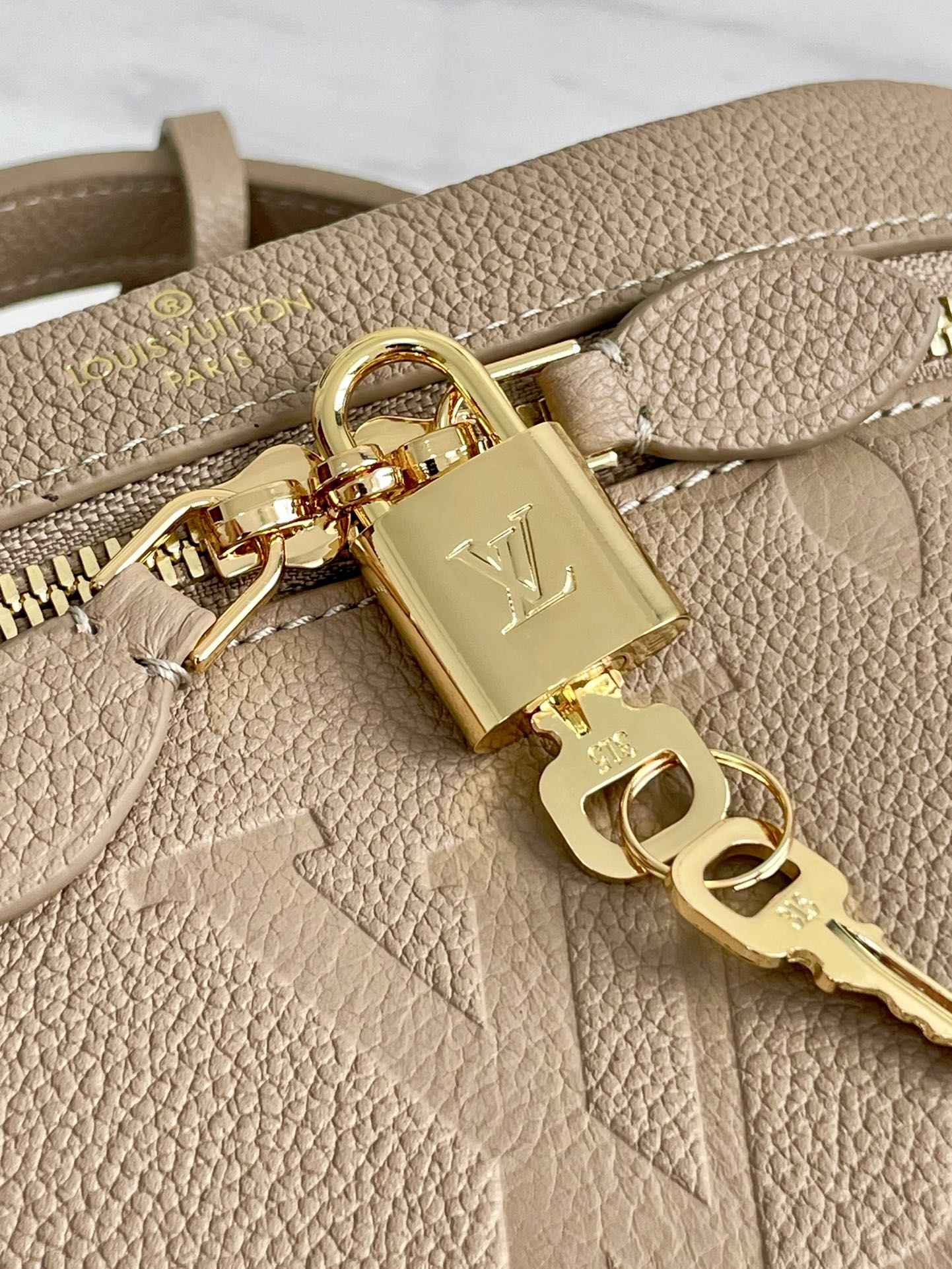 VANITY 19 EN CUIR DE VEAU MARRON CLAIR AVEC MONOGRAMME EN GAUFRE ET QUINCAILLERIE DORÉ